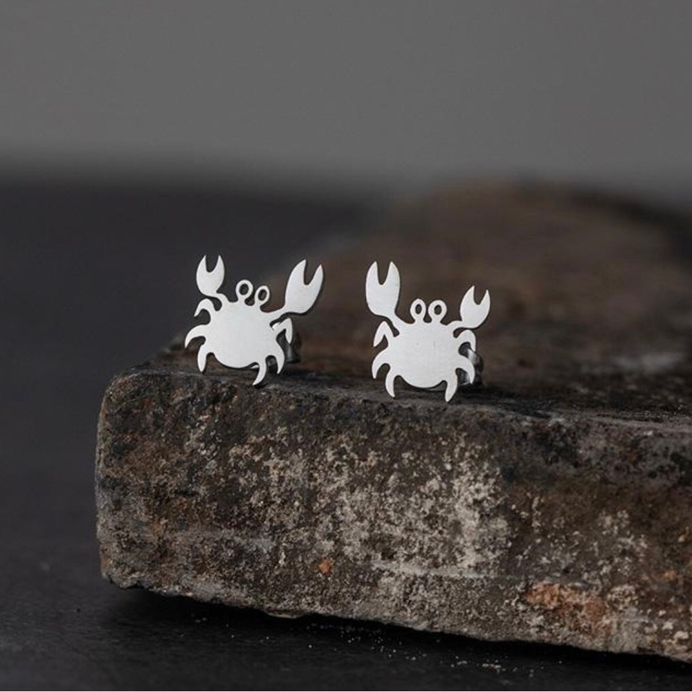 Adorable crab earrings